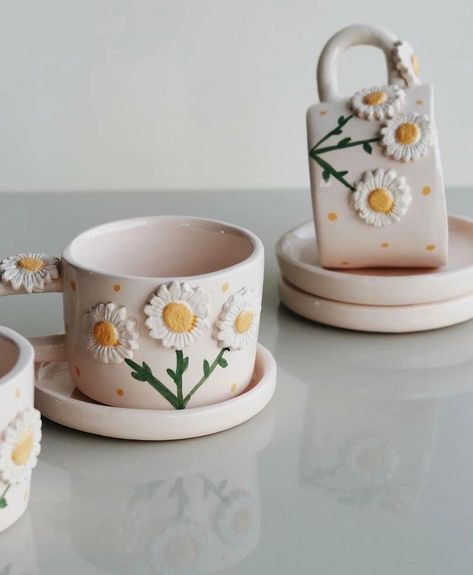 Clay Mug Ideas, Ceramic Plates Art, Daisy Mug, Ceramics Pottery Bowls, Coil Pottery, Polymer Clay Flower Jewelry, Pottery Painting Designs, Clay Mugs, Pottery Crafts