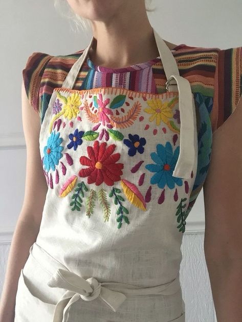 Mexican Embroidery Designs, Embroidery Aprons, Mexican Embroidery, Embroidered Apron, Redwork Embroidery, Folk Embroidery, Embroidered Clothes, Patchwork Quilt, Embroidery Ideas