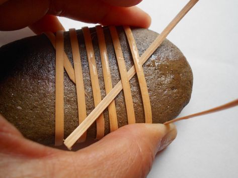 Weaving Rocks, Rock Tying, Diy Stone Wrapping, Stone Wrapping Tutorial, Rock Wrapping, Wrapped Rocks, Willow Weaving, Stone Art Painting, Deco Nature