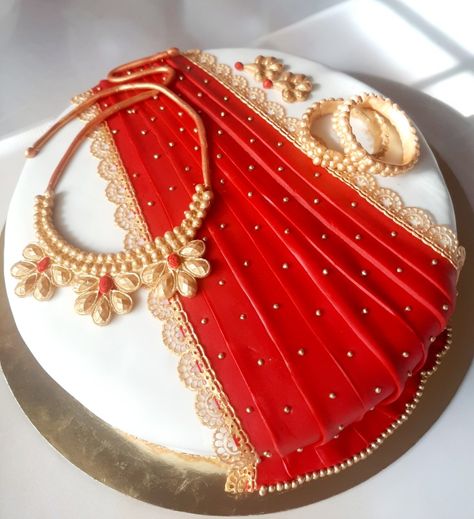 Saree /jewellery/ south indian bride's cake Indian Bride Cake, Half Saree Cake Designs, Saree Cake Design, Indian Engagement Cake, Saree Theme Cake, Indian Cake Design, Indian Wedding Cake Designs, Mehndi Cake Ideas, Mehendi Cake