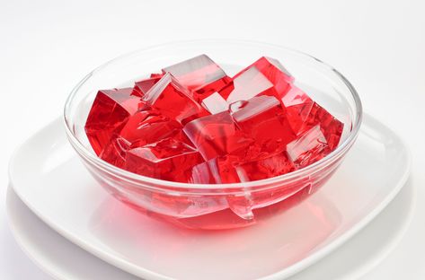 Gelatin is sold in two forms—powder and leaves (or sheets). Learn how to prepare each of these and get tips for using them in your favorite recipes. How To Make Jelly, Strawberry Powder, Gelatin Dessert, Delicious Deserts, Trifle Recipe, Fruit Cocktails, Baking Mixes, Stevia, Cooking Tips