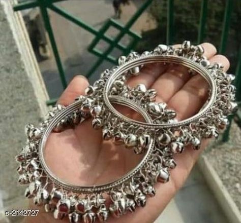 Bangles Jewelry Designs Silver, Silver Bangles Design For Women Indian, Ghungroo Bangles, Trendy Silver Jewelry, Silver Jewelry Accessories, Antique Jewellery Designs, Fancy Jewellery Designs, Bangles Set, Silver Jewellery Indian