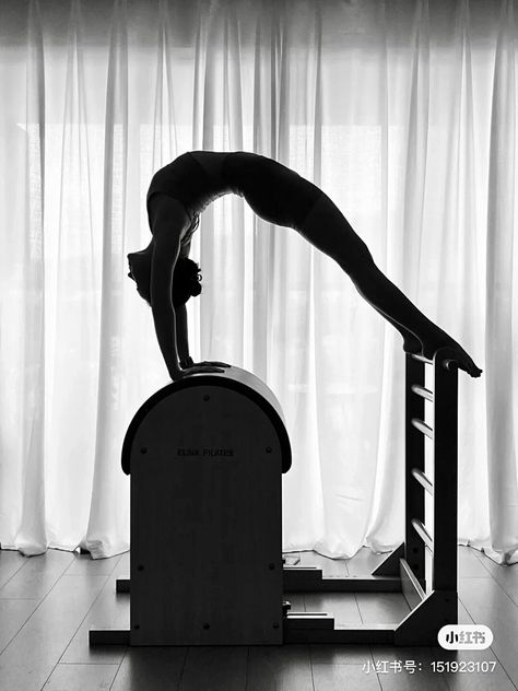 Reformer Pilates Photography, Poses Pilates Foto, Pilates Poses Photography, Pilates Pictures, Reformer Pilates Aesthetic, Yoga Photoshoot Ideas, Pilates Yoga Studio, Yoga For Flat Belly, Hot Pilates