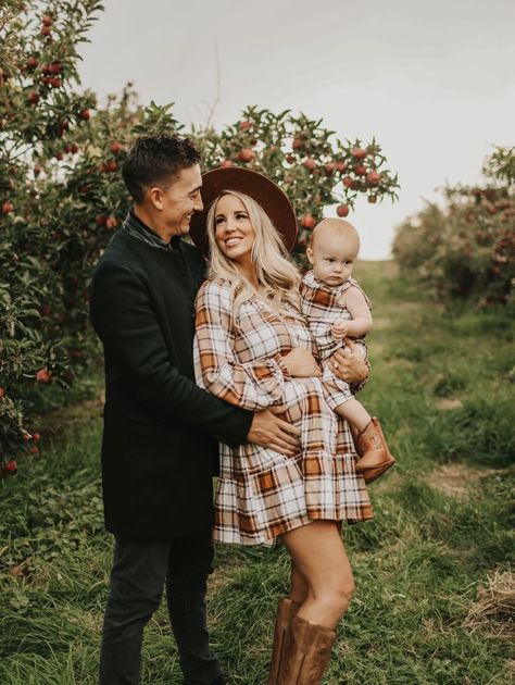 Apple Farm Photoshoot Family, Apple Orchard Fall Photoshoot, Apple Orchard Mini Session, Family Photos Apple Orchard, Apple Orchard Maternity Photoshoot, Apple Picking Photoshoot Family Photos, Family Apple Orchard Pictures, Apple Picking Family Photos, Apple Orchard Pregnancy Announcement