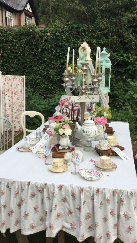 Adult Alice In Wonderland Party, Alice In Wonderland Table Setting, Mad Hatter Table, Tea Party Painting, Alice And Wonderland Party, Tea Garden Party, Party Painting, Wonderland Party Decorations, Alice In Wonderland Decorations