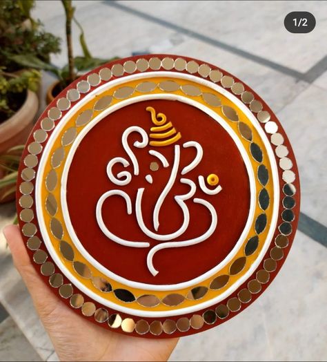 Lippan Art Gift Ideas, Lippan Art Ganpati Decoration, Lipan Art Design, Easy Lippan Art, Quilling Ganesha, Lippin Art, Lippan Art Wall, Aarti Thali, Mirror Canvas Art