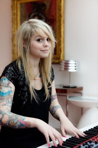 So at the moment all I can listen to is Coeur de Pirate (AKA Beatrice Martin), she is pretty much spurring me on to learn french (along with Vanessa Paradis) Beatrice Martin, Celebrity Stars, Vanessa Paradis, Music Artist, Fleetwood Mac, Her Music, Hairstyles Haircuts, Beauty Inspiration, Girl Tattoos