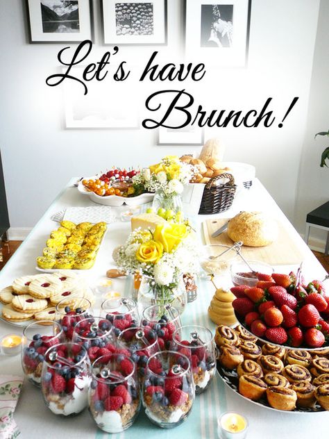 party planner. brunch. brunch table. set a table. splendor in spanglish Ladies Brunch, Lots Of Food, Girls Brunch, Champagne Brunch, Brunch Table, Breakfast Party, Brunch Buffet, Brunch Time, Baby Shower Brunch