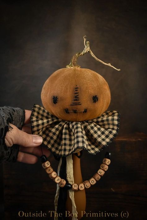 Outside the Box Primitives Primative Decor Diy Primitive Crafts, Primitive Pumpkin Patterns, Primitive Crafts Diy, Primitive Halloween Crafts, Primitive Clothing, Fall Primitives, Primitive Fall Crafts, Diy Halloween Witch, Primitive Pumpkins