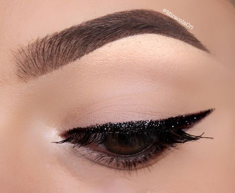 Perfect eyeliner, eye makeup, perfect brow, eyebrows, lashes, black liner Black Glitter Eyeliner, Glitter Liner Eye Makeup, Eyeliner Eye Makeup, Makeup And Hairstyles, Black Eyeliner Makeup, Occasion Makeup, Special Occasion Makeup, Perfect Brow, Glitter Liner