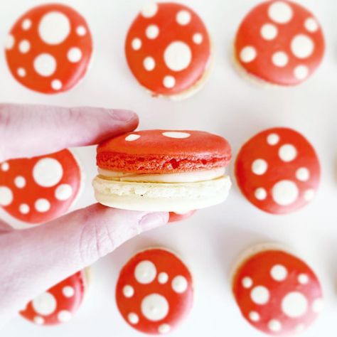 Macaron Mushrooms, Mushroom Theme Party Decor, Mushroom Shaped Food, Mushroom Themed Food, Woodland Macarons, Fairy Macarons, Mushroom Macarons, Mushroom Desserts, Dnd Food Party Ideas