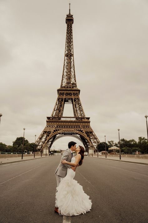 bride and groom kissing in paris pre-wedding photoshoot with eiffel tower Paris Wedding Photos, Paris Bride, Photos In Paris, Trocadero Paris, Cap Doi, Eiffel Tower Wedding, Prenuptial Photoshoot, Bride And Groom Kissing, Wedding Photo List