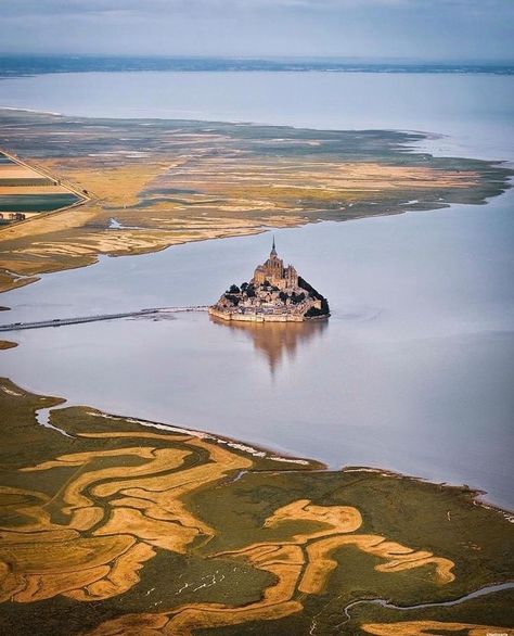 Mt St Michel, Mont Saint Michel France, San Michele, Normandy France, Beautiful Castles, 판타지 아트, Architecture Photo, Travel Tours, Aerial Photography