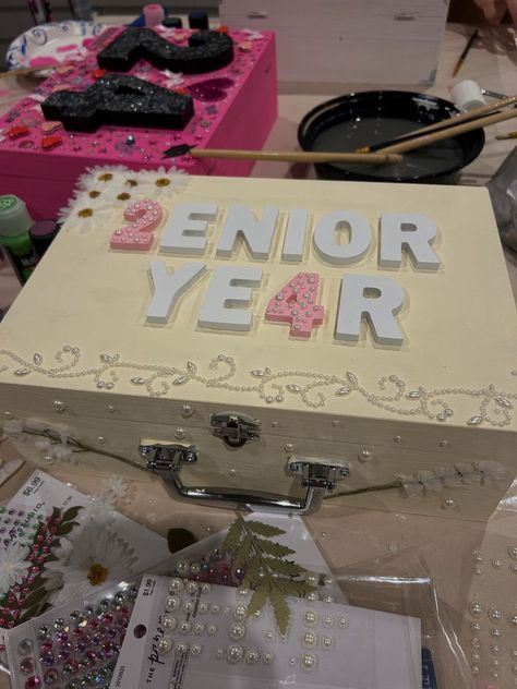 Class Night Outfits, Senior 2024 Box Ideas, Senior Memory Box Ideas Pink, College Senior Gift Ideas, Senior Stuff High Schools, Senior Year Bulletin Board Ideas, Memory Box Senior Year, Senior Boxes 2024, Senior Year Craft Ideas