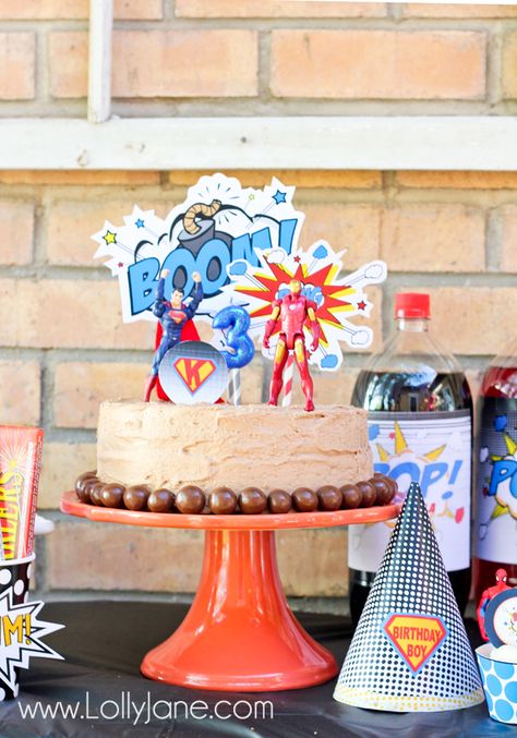 Superhero birthday party cake Superhero Themed Party, Superhero Birthday Party Ideas, Marvel Ideas, Hero Cake, Decoupage Pumpkins, Comic Party, Superhero Party Ideas, Superheroes Party, Hero Comic