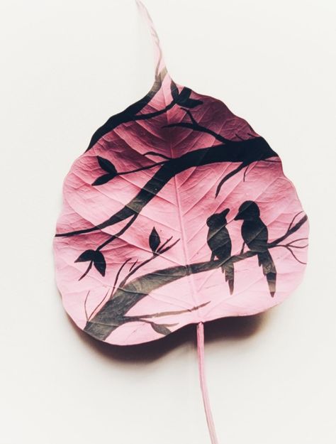 Peepal Leaf Art Paintings, Painting On A Leaf, Peepal Leaf Art, Painting On Leaf, Leaf Painting Ideas, Peepal Leaf, Maple Leaf Art, Aluminum Foil Crafts, Leaf Art Diy