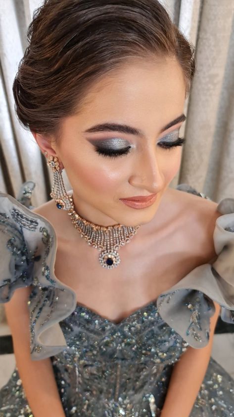 Silver grey eye makeup Eyeshadow For Grey Dress, Eye Makeup With Silver Dress, Silver Dress Eye Makeup, Eye Makeup For Gray Dress, Grey Outfit Makeup Looks, Eye Makeup For Grey Dress, Gray Dress Makeup Look, Grey Dress Makeup Ideas, Gray Dress Makeup