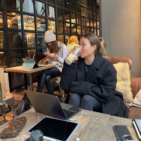 Girl Working Aesthetic, This School Year, Artist Fashion Aesthetic, Work Girl Aesthetic, Working Women Aesthetic, Work In Cafe, Own Business Aesthetic, Working Woman Aesthetic, Working Girl Aesthetic