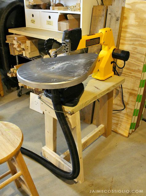 A DIY tutorial to build a scroll saw stand including free plans. How I set up my scroll saw station on a DIY stand including a little dust collection. Scroll Saw Stand, Scroll Saw Projects, Diy Stand, Saw Station, Best Scroll Saw, Woodworking Jig Plans, Scroll Saws, Backyard Storage Sheds, Saw Stand