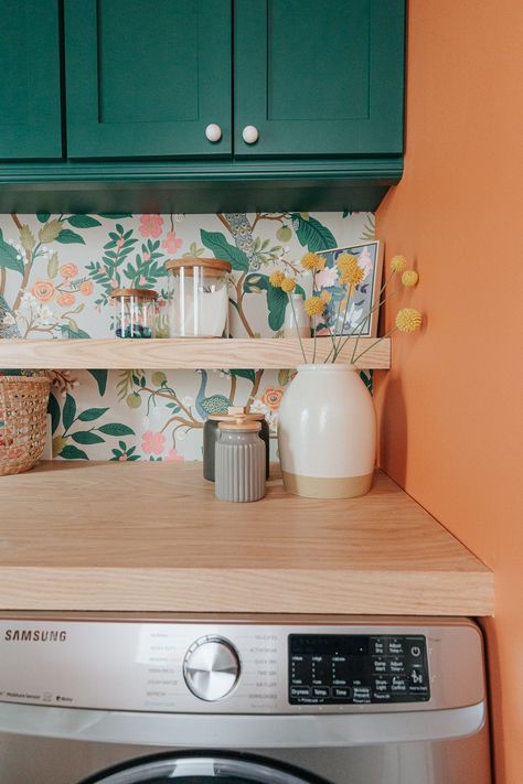 Wallpaper Laundry Room, Pantry Wallpaper, Retro Laundry Room, Bright Laundry Room, Wallpaper Laundry, Pink Laundry Rooms, Laundry Room Colors, Wallpaper Bright, Pantry Laundry Room