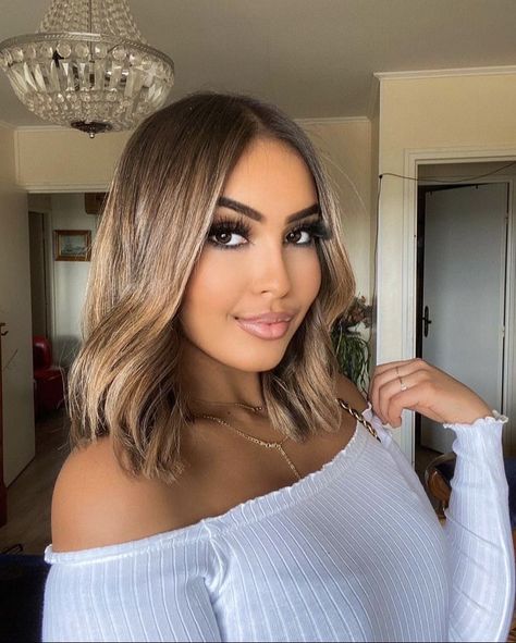 Baylage Bob, Honey Gold Hair, Short Honey Blonde Hair, Blonde Hair On Brown Skin, Short Honey Blonde, Blonde Balayage Short Hair, Blonde Balayage Short, Hair On Brown Skin, Gold Hair Color