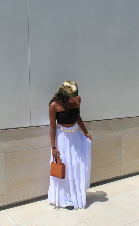 Gold Chain Belt Outfit, White Flowy Skirt Outfit, Skirt With Chain Belt, Flowy Skirt Outfit, Maxi Skirt Fits, White Maxi Skirt Outfit, White Flowy Skirt, Coachella Fits, Gold Chain Belt