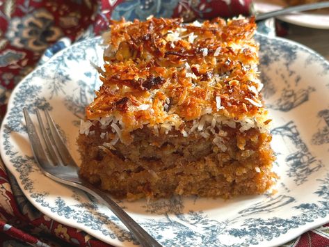 Oatmeal Cake | 12 Tomatoes Old Fashioned Oatmeal, 12 Tomatoes Recipes, Oatmeal Cake, Cinnamon Oatmeal, Warm Cake, Nut Recipes, 12 Tomatoes, A Piece Of Cake, Seasonal Food