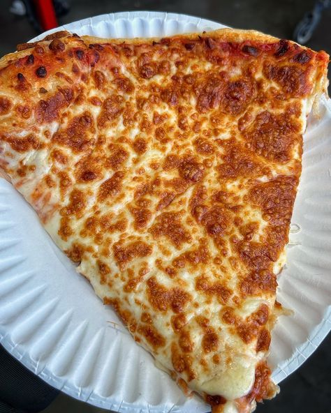 Johnny L | Call me crazy but Costco might have the most underrated cheese pizza slice in the city 👀 ... An elite slice for $2.59 is… | Instagram Costco Pizza, Toronto Food, I Love Pizza, Food Therapy, Sweet Snacks Recipes, Pizza Slice, Food Obsession, Cafe Food, Cheese Pizza