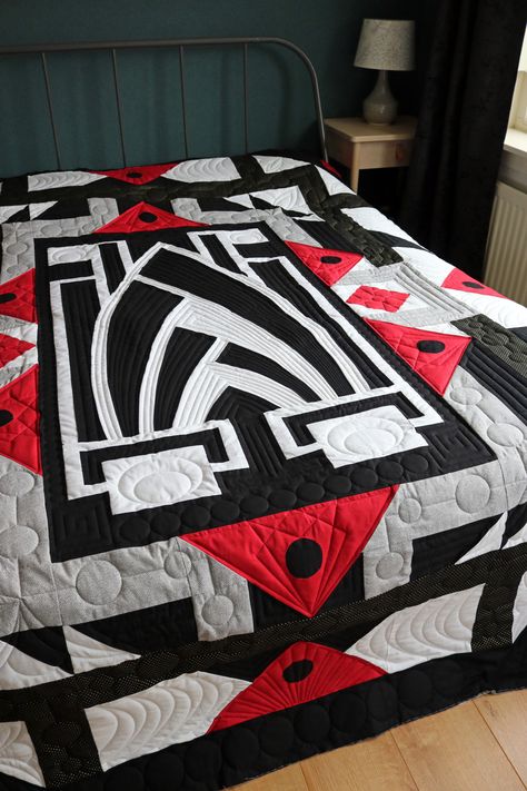 Art Deco Quilt, Deco Quilt, Quilted Coats, Modern Quilting Designs, Art Deco Decor, Modern Quilting, Cozy Quilts, Red Quilts, Art Deco Patterns