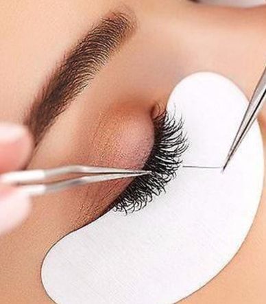 dangers of eyelash extensions, fake eyelashes cause an eye infection. eyelash glue can damage your eyes Lash Tricks, Eyelash Extension Training, Fitness Blogs, Eyelash Enhancer, Professional Eyelash Extensions, Applying False Eyelashes, Eye Infections, Applying Eye Makeup, False Eyelash Extensions