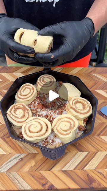 Smoked Cinnamon Rolls, Breakfast Bbq, Smoked Desserts, Food Dudes, Cinnamon Roll Breakfast, Cooking Instagram, Smoked Recipes, Tiktok Food, Cooking Hacks