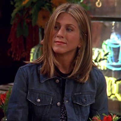 Jennifer Aniston Natural Hair, Jennifer Aniston Long Bob, Rachel Friends Hair, Jennifer Aniston Short Hair, Jennifer Aniston Haircut, Rachel Green Hair, Friends Outfits, Jennifer Aniston Hair, Jenifer Aniston