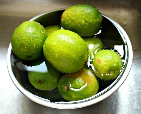 Learning how to freeze limes is a great way to preserve this wonderful citrus fruit. They last a long time and are ideal for ceviche, salsas, and more yummy recipes. By Mama Maggie's Kitchen Preserving Eggs In Lime, Lime Preserves, How To Preserve Limes, Dehydrated Limes In Oven, How To Use Up Limes, Preserving Lemons And Limes, Marmalade Recipe, Freezer Burn, Lime Zest