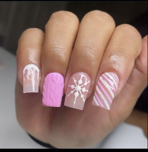 Short Christmas Freestyle Nails, Xmas Nail Designs Square, Unique Acrylic Nails Christmas, Cute Short Simple Christmas Nails, Cute Christmas Nails Short Square, Pink Christmas Short Nails, Christmas Nails 2023 Short Square, Christmas Short Square Nails, Pink Short Christmas Nails