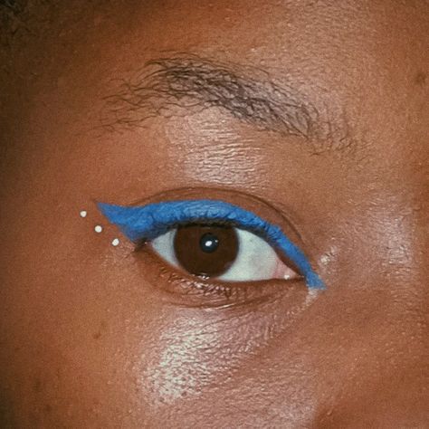 White Makeup Ideas, Blue White Makeup, Downturned Eyeliner, Makeup Ideas Eyes, Blue Graphic Liner, Eyeshadow Aesthetic, Downturned Eyes, Blue Liner, Blue Eyeliner