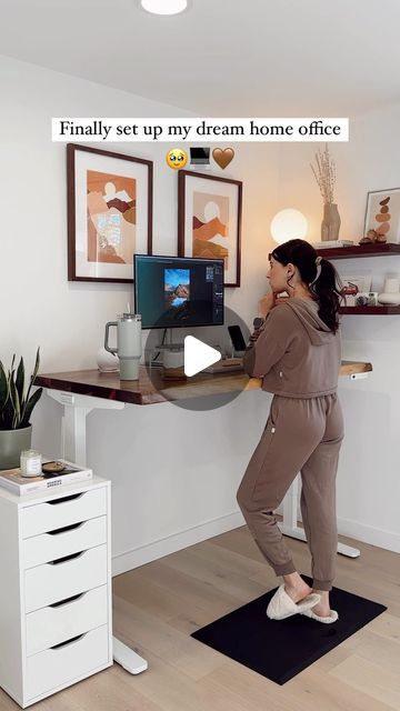 Renee Hahnel 🌲 travel & adventure on Instagram: "I’m obsessed! Details on everything ⤵️ ⠀ ✨Desk: @upliftdesk Saman Live Edge 60” x 30” solid wood standing desk with white V2 C-Frame ⠀ ✨Chair: @upliftdesk Pursuit Ergonomic Chair ⠀ ✨White drawers: @ikeausa Alex Drawers ⠀ ✨Keyboard: custom mechanical keyboard built by my hubby. He used “Cherry Sand” key caps from @novel.keys  ⠀ ✨Mouse: @logitech Lift Vertical Ergonomic Mouse ⠀ ✨Drinkware: mug by @tworidgespottery, water cup/bottle by @stanley_brand ⠀ ✨Speakers, laptop stand & monitor stand are in my Amazon Storefront (🔗 in bi0) ⠀ ✨Roaming America is my book about traveling to all the US national parks - @roamingamericabook ⠀ ✨Art above desk: custom prints from @codeywhite.art + @framebridge walnut frames  ✨Shelves: @ultra_shelf on Etsy, in Built In Standing Desk, Cantilever Table, Wood Standing Desk, Blinds For Windows Living Rooms, Alex Drawers, Custom Mechanical Keyboard, Office Guest Bedroom, Living Room Decor Colors, Home Design Diy