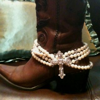 Pearl Theme, Mode Country, Ugg Fashion, Lady Boots, Boot Chains, Boot Bracelet, Cowgirl Bling, Southern Girls, Boot Bling