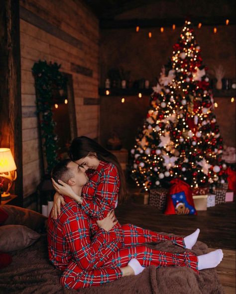 Old Navy Christmas Pajamas, Christmas Couple Photos, Christmas Couple Pictures, Christmas Poses, Christmas Family Photoshoot, Navy Christmas, Xmas Pictures, Xmas Photos, Matching Family Christmas Pajamas