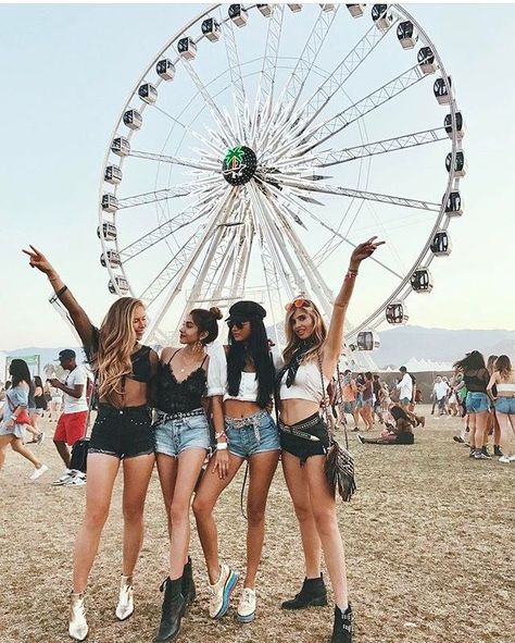 Y feliz dia a ustedes  las mejores sin duda❤ Look Da Festival, Coachella 2020, Coachella Vibes, Coachella 2019, Look Festival, Music Festival Outfits, Coachella Fashion, Coachella Festival, Coachella Outfit