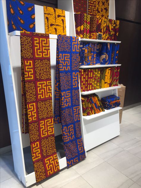 Sewing Workshop Studio, Fabrics And Textiles Fashion, Fashion Studio Interior, African Fabric Store, Fashion Business Ideas, African Shop, Fabric Store Displays, Fabric Store Design, Wooden Shoe Racks