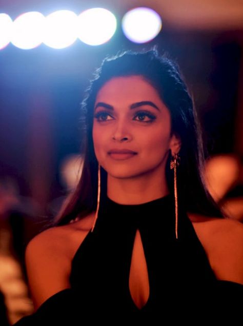 Deepika Padukone at HT Most Stylish Awards 2017 Deepika Ranveer, Dipika Padukone, Deepika Padukone Style, Movie Reviews, Bollywood Stars, Bollywood Celebrities, Deepika Padukone, Bollywood Fashion, Bollywood Actress