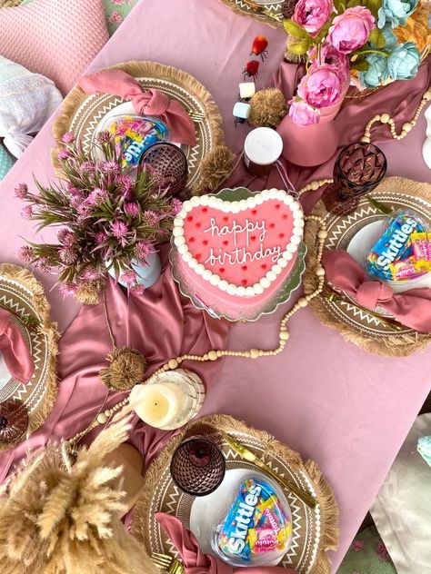 Pink Picnic Aesthetic Birthday, Picnic Aesthetic Pink, Pink Picnic Aesthetic, Pink Picnic Party, Birthday Picnic Aesthetic, Charcuterie Picnic, French Themed Parties, Pink Picnic, Picnic Cake