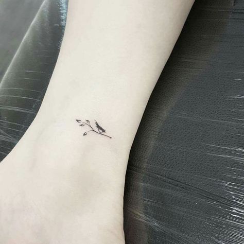 Bird Memory Tattoo, Tiny Chickadee Tattoo, Bird Tattoos For Women Wrist, Dainty Robin Tattoo, Small Wren Bird Tattoo, Robin Tattoo Small Simple, Robin Tattoos For Women, Tiny Robin Tattoo, Tiny Bird Tattoos For Women