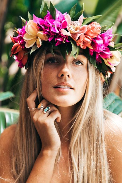 Hawaiian Flower Crown, Lifestyle Influencer, Flower Photoshoot, Hula Dancers, Hawaii Oahu, Tropical Travel, Surfer Girl Style, Edit Photos, Hawaiian Wedding