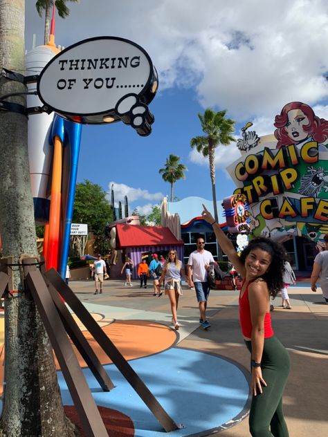 Girl wearing red shirt and green leggings pointing at a sign above her that reads thinking of you… at universal studios Gradventure Universal, Universal Studios Instagram Pictures, Universal Studios Picture Ideas, Adventure Poses, Florida Pics, Universal Studios Islands Of Adventure, Orlando Universal, Poses Pictures, Universal Studios Orlando Trip