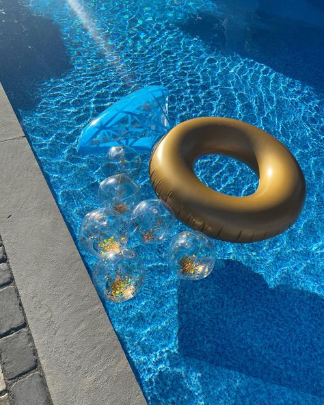 Pool Party Engagement Party Ideas, Engagement Pool Party Decorations, Engagement Party Summer, Hamptons Engagement Party, Engagement Pool Party Ideas, Engagement Party Pool, Pool Engagement Party, Backyard Engagement Party Ideas Decorations Table Settings, Pool Party Engagement Party