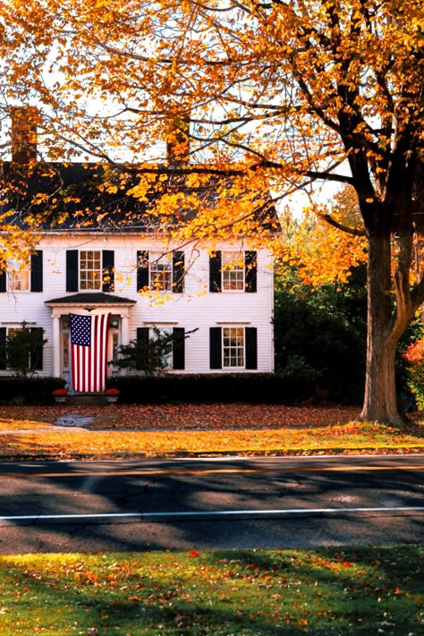 New England Colonial House, Nantucket Fall, Fall Apple Cider, Maine In The Fall, England Lifestyle, New England Colonial, Vermont Fall, New England Fall, Horse Farm