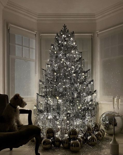 Pretty Christmas Trees, Tinsel Christmas Tree, Tinsel Tree, Elegant Christmas Trees, Creative Christmas Trees, Christmas Tree Inspiration, Christmas Inspo, Christmas Table Settings, White Christmas Tree