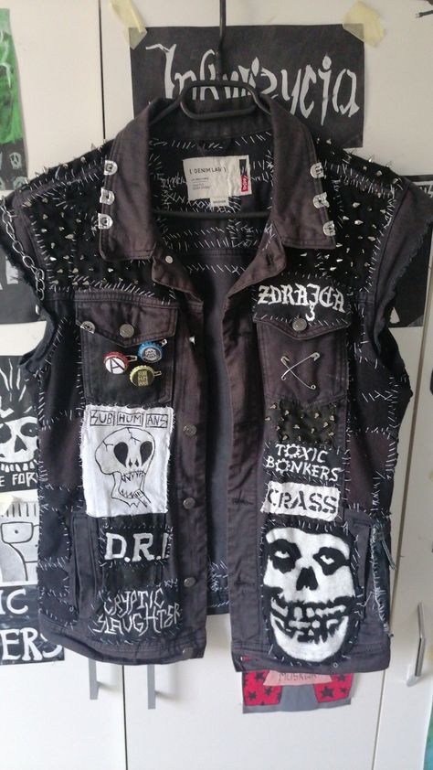 Punk Vest Diy, Crust Punk Jacket, Crust Vest, Punk Vest, Battle Jackets, Battle Vest, Punk Diy, Punk Clothes, Punk Fashion Diy