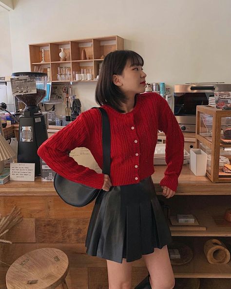 Red Cardigan Christmas Outfit, Red Sweater With Skirt, Red Outfit Aesthetic Korean, Red Cardigan Outfit Korean, Red Cardigan Outfit Winter, Red Cardigan Outfit Aesthetic, Red Outfit Korean, Korean Christmas Outfit, Red Vest Outfit